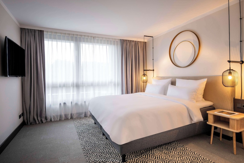Junior Suite, 1 King Bed with Sofa bed, Balcony, City View thumbnail 5