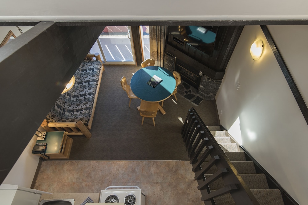 One Bedroom Loft, Queen, 2 Doubles photo 2