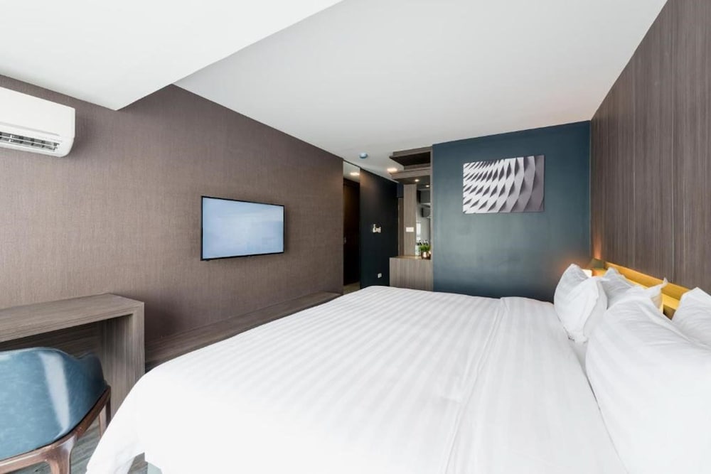 Deluxe Room, 1 King Bed photo 3