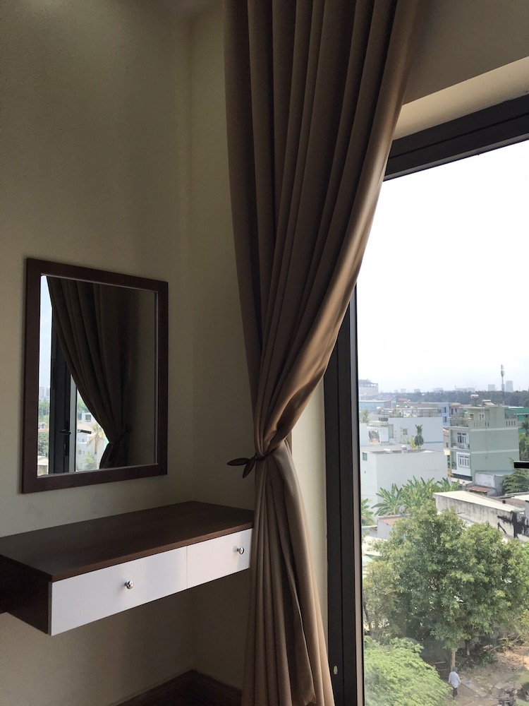Luxury Room, 1 King Bed, Balcony, City View - Photo 9