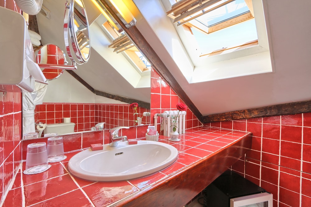 Superior Double Room, Balcony thumbnail 6