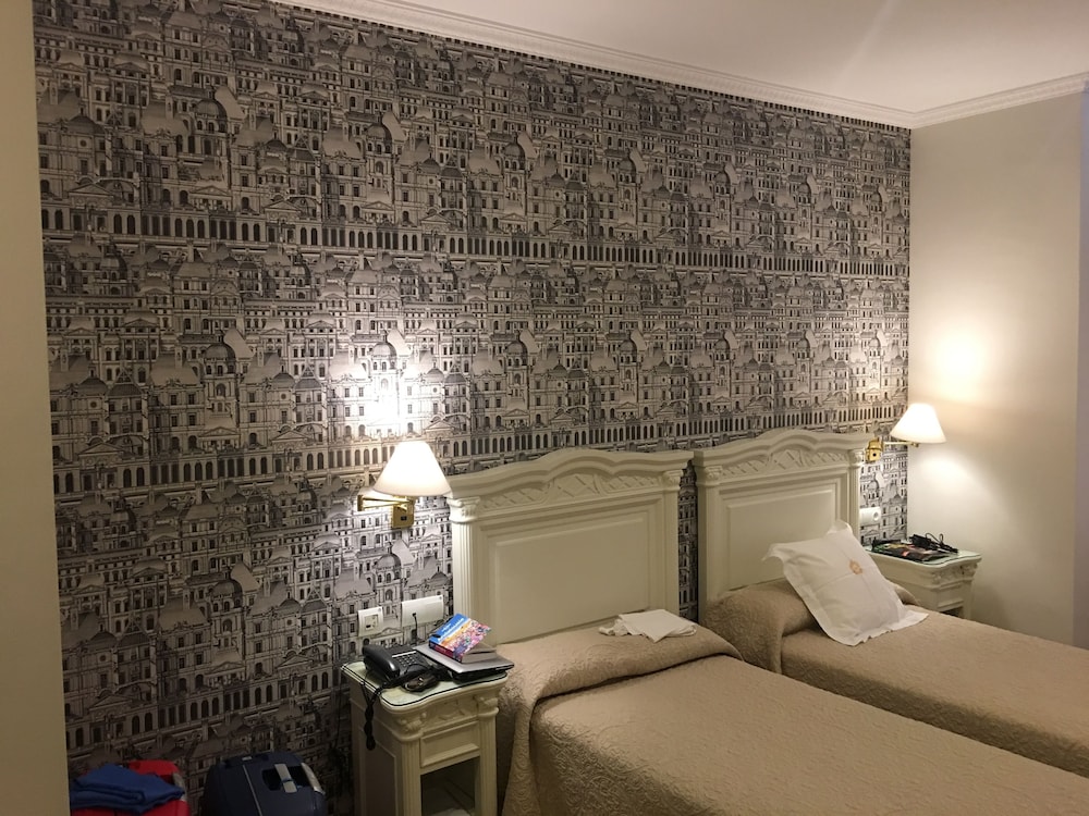 Standard Twin Room - Photo 8