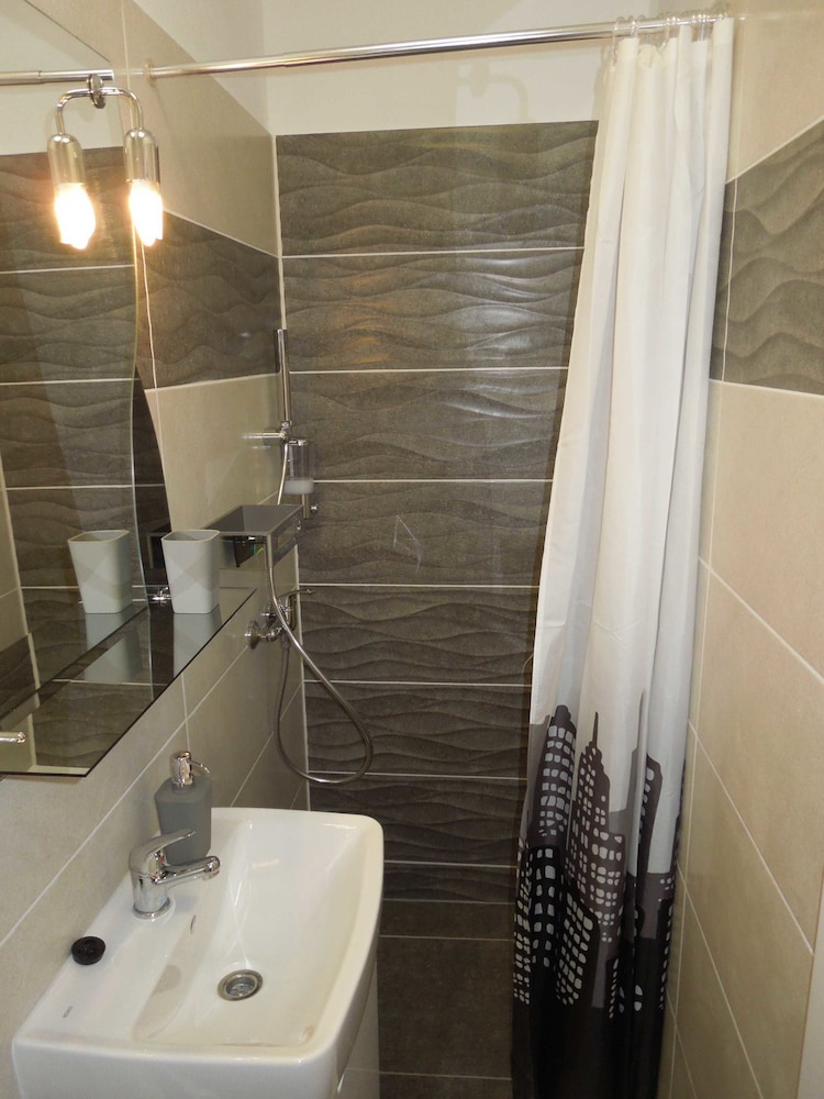 Studio Suite, 1 Queen Bed, Kitchenette, Courtyard View photo 3