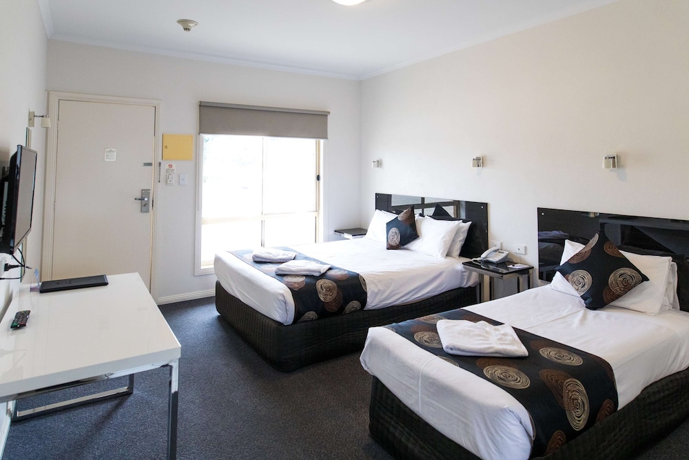 Deluxe Room, Multiple Beds, Non Smoking, Kitchenette (Walk-in Shower) - Photo 5