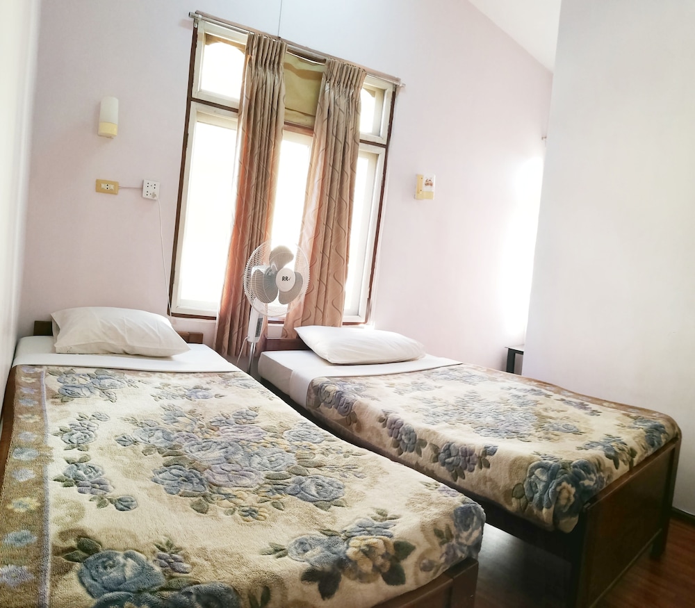 Economy Twin Room, 2 Twin Beds photo 1