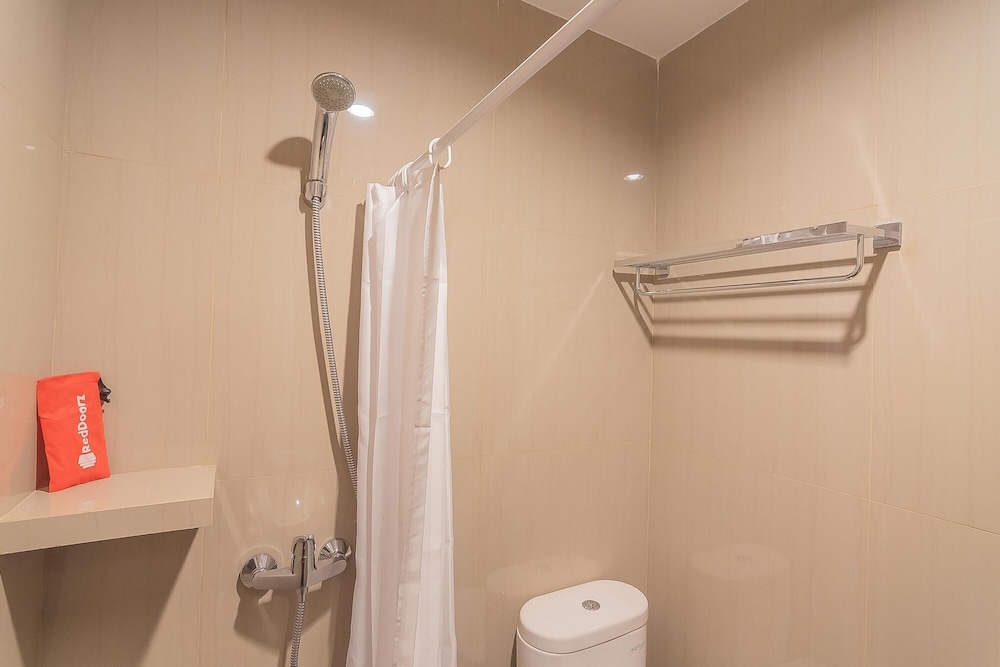 Twin Room (Reddoorz) - Photo 5
