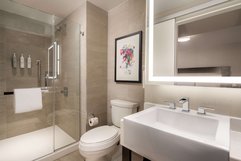 Junior Suite, 1 King Bed with Sofa Bed (Empire Skyview) thumbnail 6