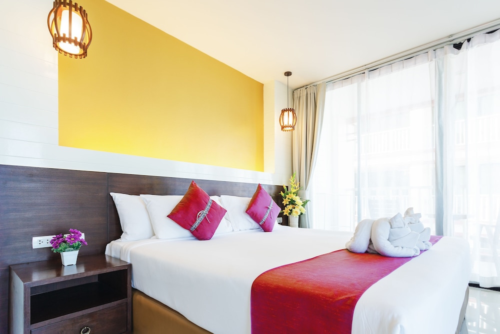 Deluxe Room, 1 King Bed, City View