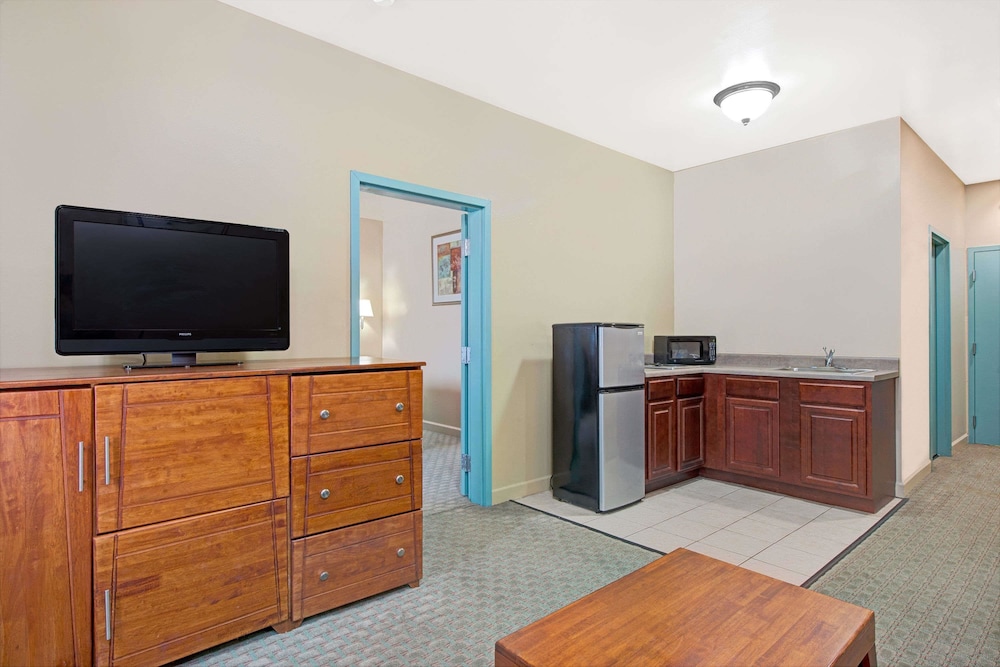 Premium Studio Suite, 1 King Bed, Non Smoking (One-Bedroom) - Photo 3