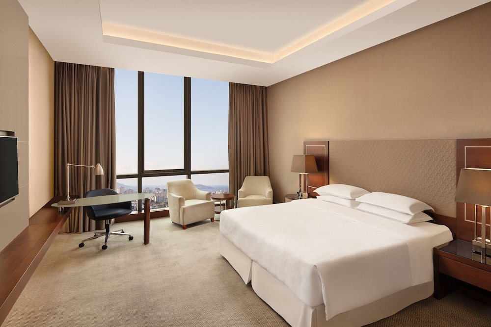 Club Suite, 1 King Bed with Sofa bed, Corner
