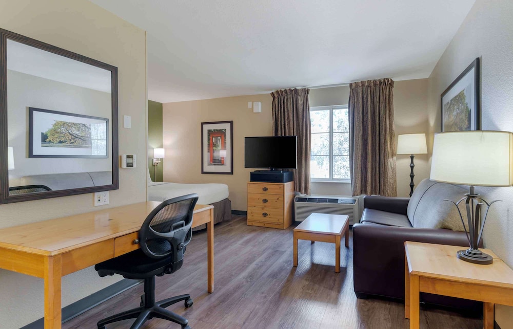 Deluxe Studio, 1 Queen Bed with Sofa bed, Accessible, Non Smoking - Photo 3