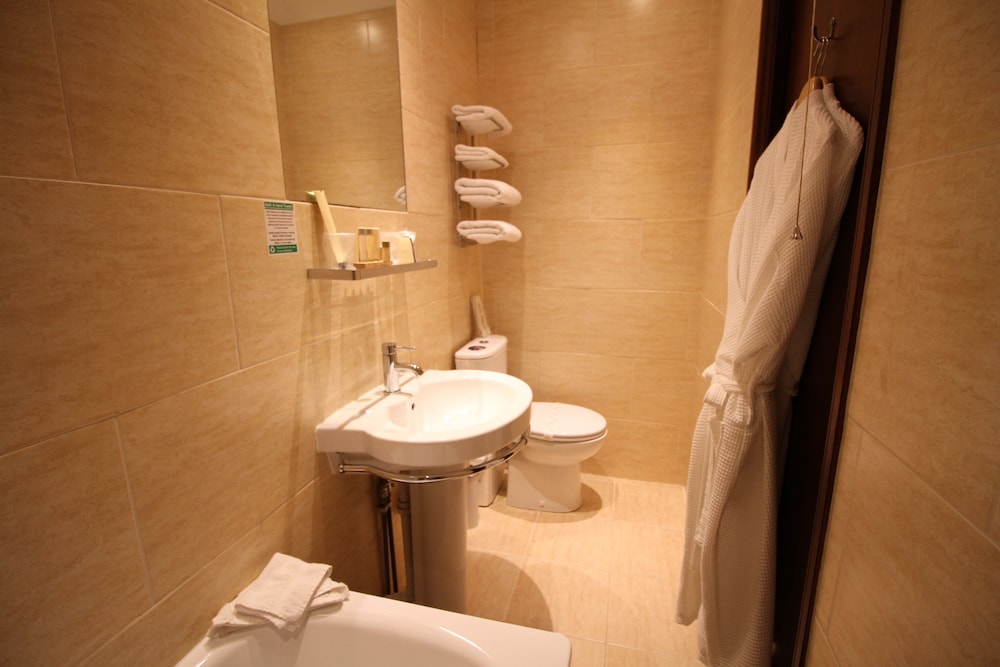 Double or Twin Room, Ensuite - Photo 7