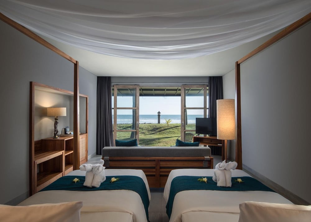 Luxury Suite, 2 Twin Beds, Ocean View, Oceanfront photo 1