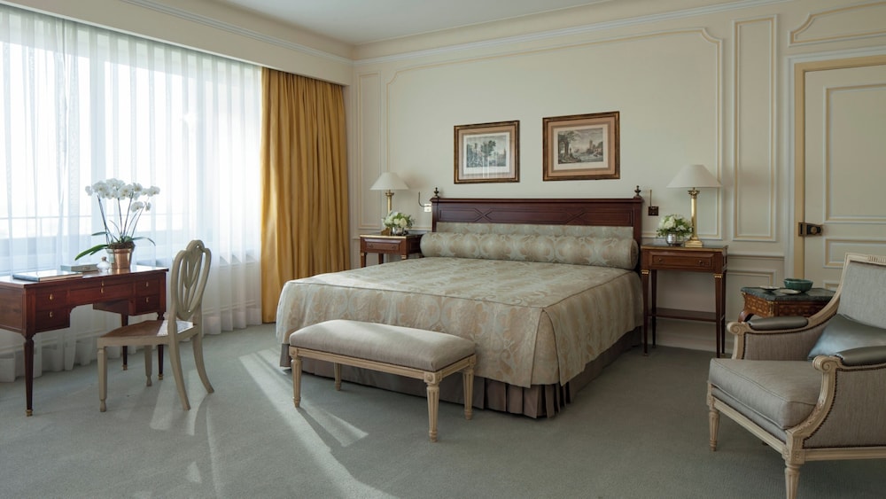 Royal Suite with One King Bed (Smoking)