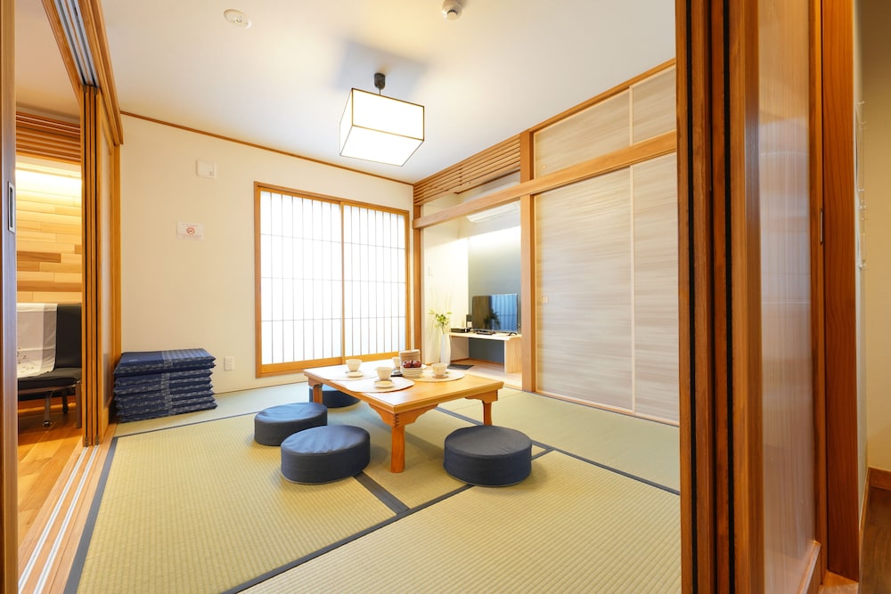 Japanese Western Style Family Room, 1 Bathroom photo 2