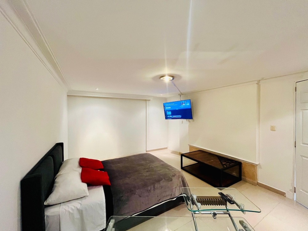 Basic Room, 1 Queen Bed photo 2
