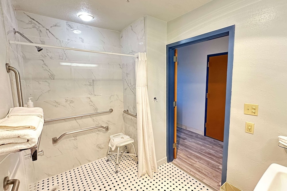 Room, 1 Queen Bed, Accessible, Non Smoking (Mobility Accessible) - Photo 3