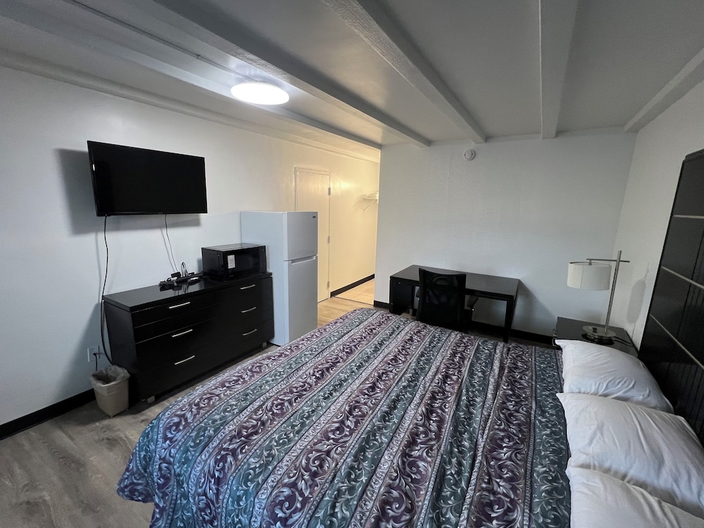 Deluxe Single Room, 1 King Bed, Non Smoking photo 2