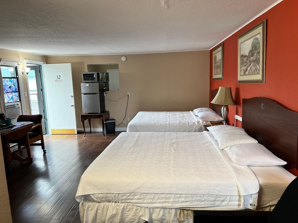 Deluxe 2 King Beds photo 2