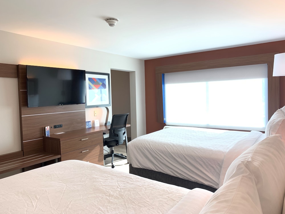 Suite, Multiple Beds (Additional Living Area) photo 3