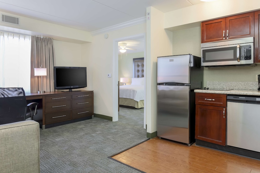 Suite, 1 King Bed, Accessible (Mobility & Hearing, Roll-in Shower) photo 3