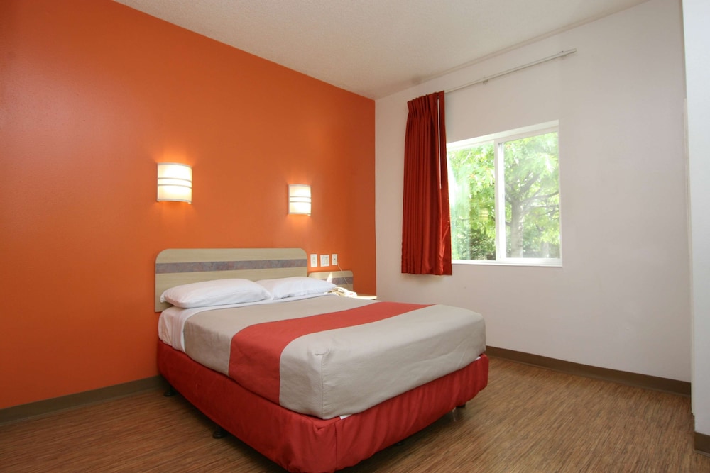 Deluxe Room, 1 Queen Bed, Non Smoking, Refrigerator & Microwave photo 1