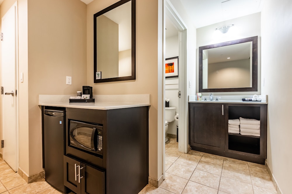 Signature Room, 2 Queen Beds, Pool View photo 3