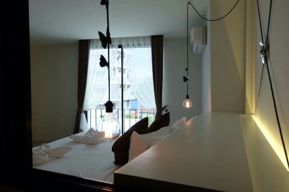 Deluxe King Jacuzzi Room photo 3