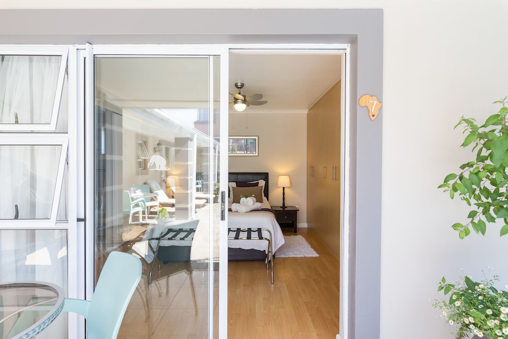 Superior Room, 1 Bedroom (Pool Facing Queen) photo 2