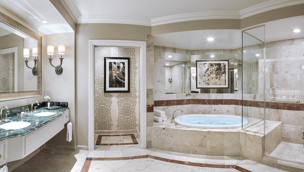 Newly Remodeled Grand King Suite with Prestige Club Lounge Access - Photo 5