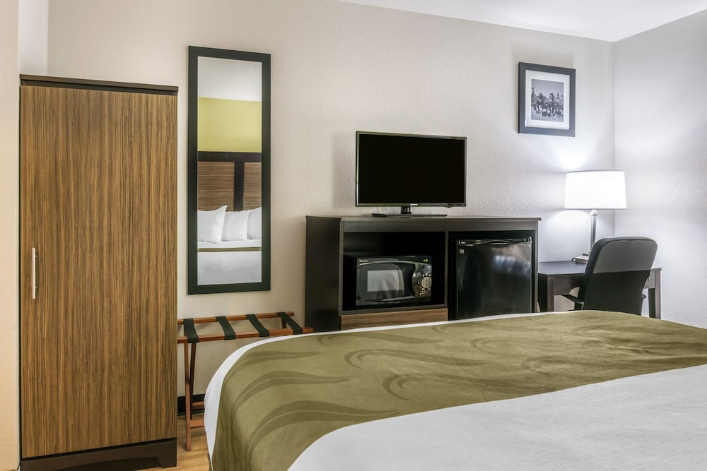 Deluxe Suite, 2 Queen Beds, Non Smoking, Refrigerator & Microwave photo 2