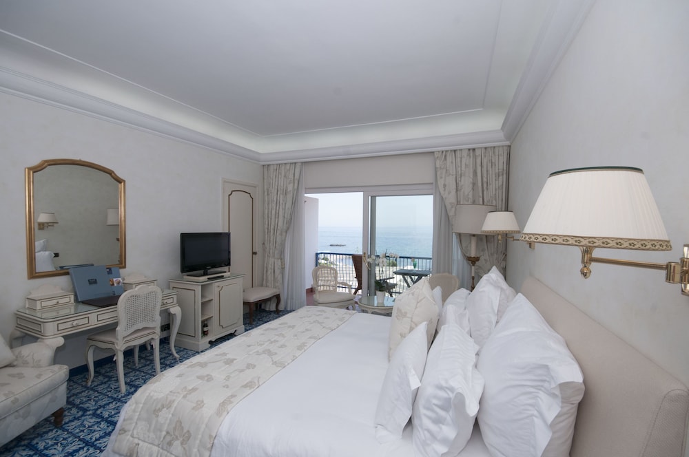 Deluxe Room, Balcony, Sea View photo 1