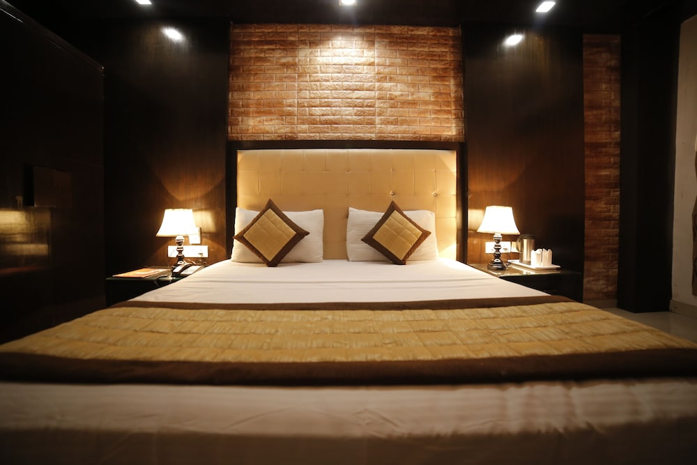 Deluxe Room, 1 King Bed - Photo 10