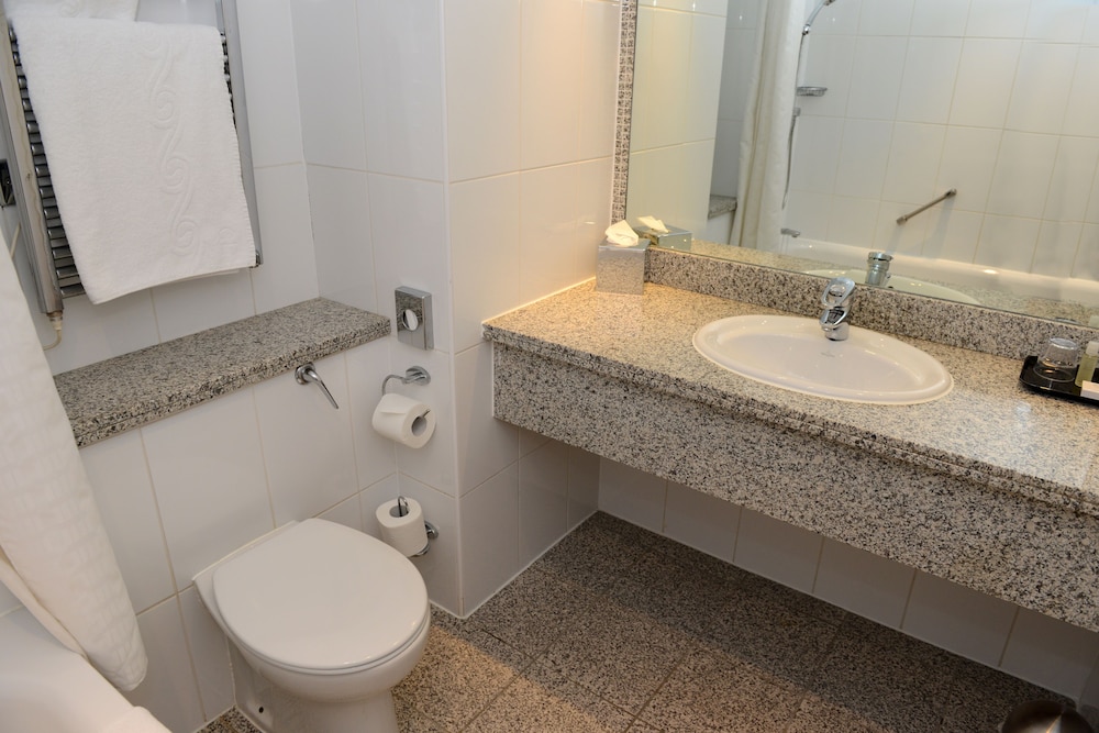 Standard Room, Multiple Beds, Non Smoking - Photo 7