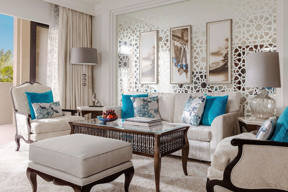 Palace Executive Suite - includes DRIFT Beach Club Access, Host Service photo 3