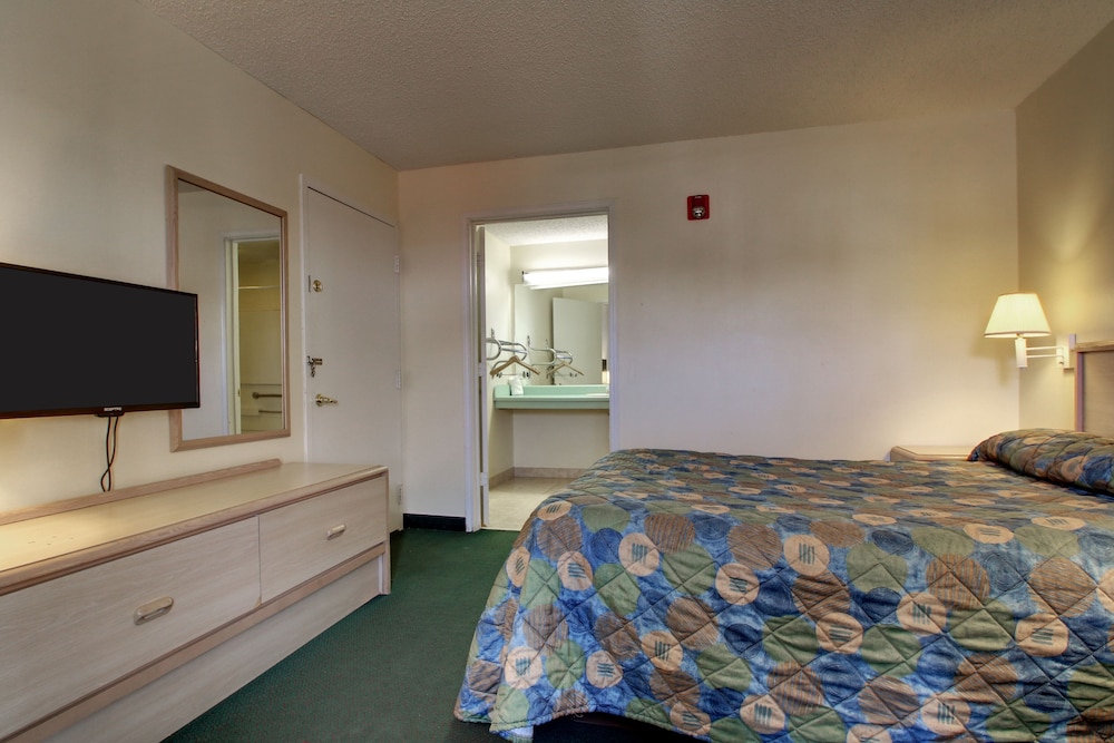 Deluxe Single Room, 1 King Bed, Smoking photo 1