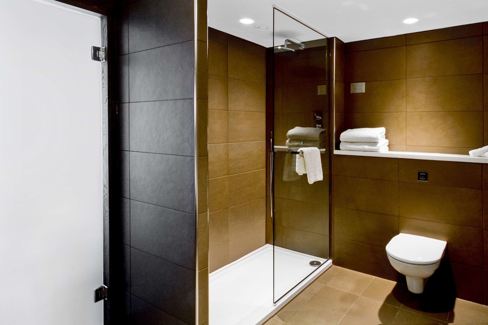 Suite, 1 Bedroom (Runway View) - Photo 10