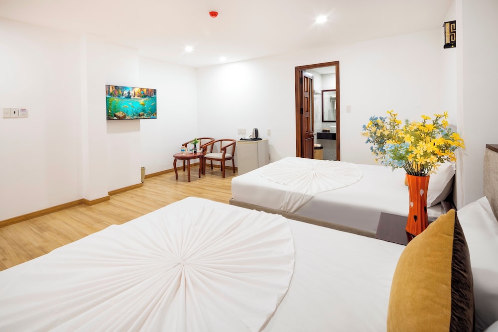 Deluxe Triple Room, Bathtub, City View photo 3