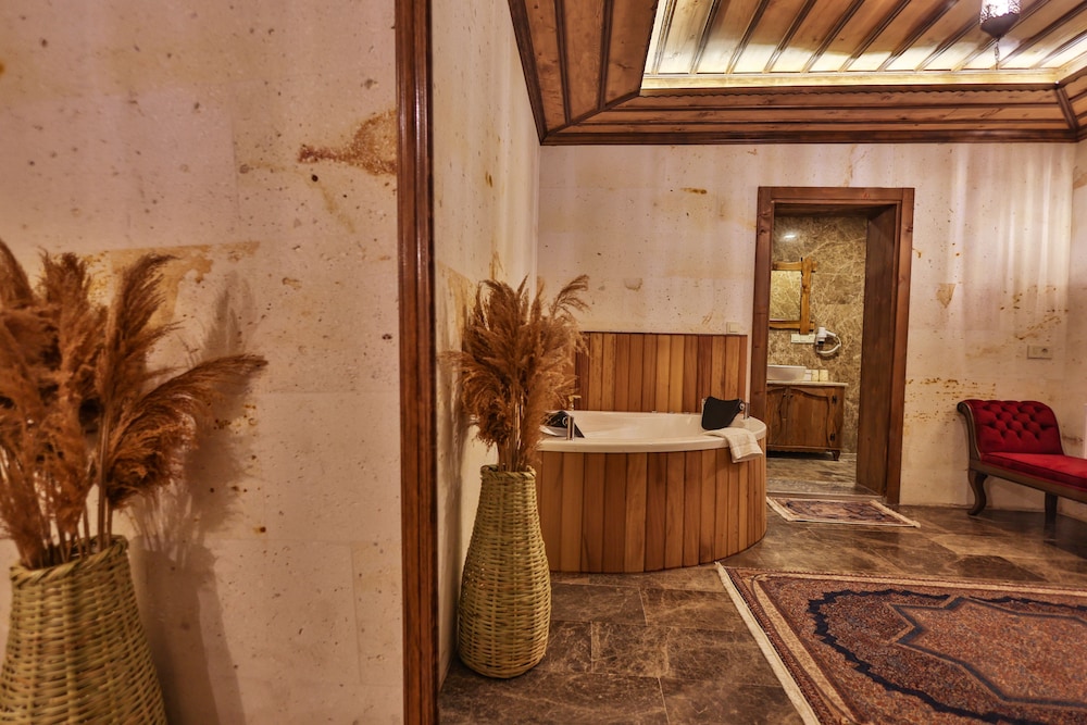 Superior King Suite (Jacuzzi) - Photo 5