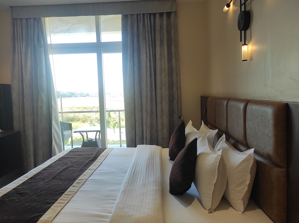 Deluxe Room - Photo 16