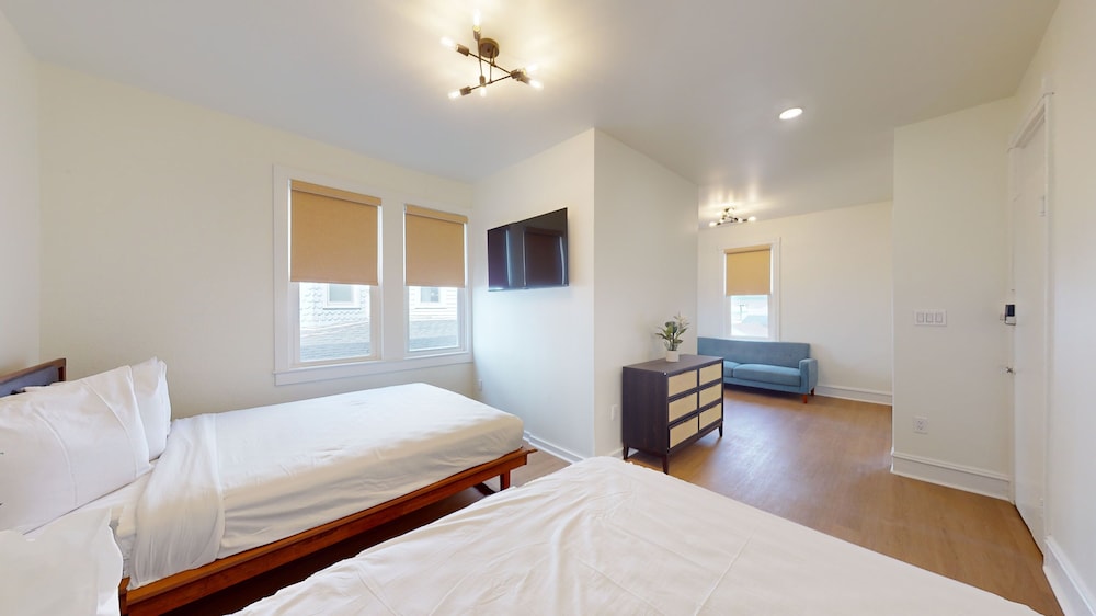Two Bedroom Queen Suite photo 2