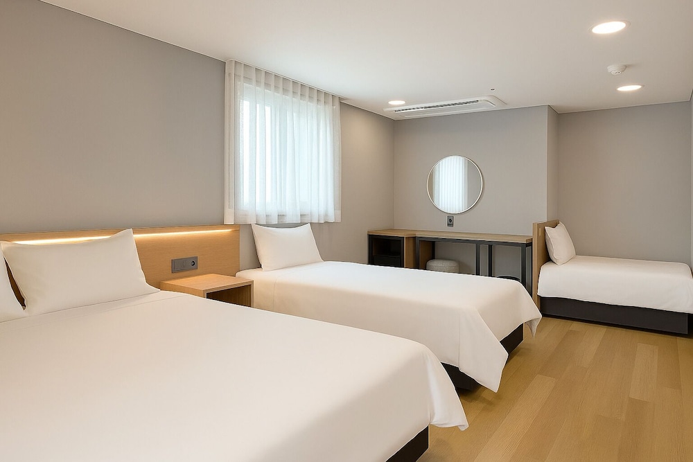 Family Room, Multiple Beds, City View
