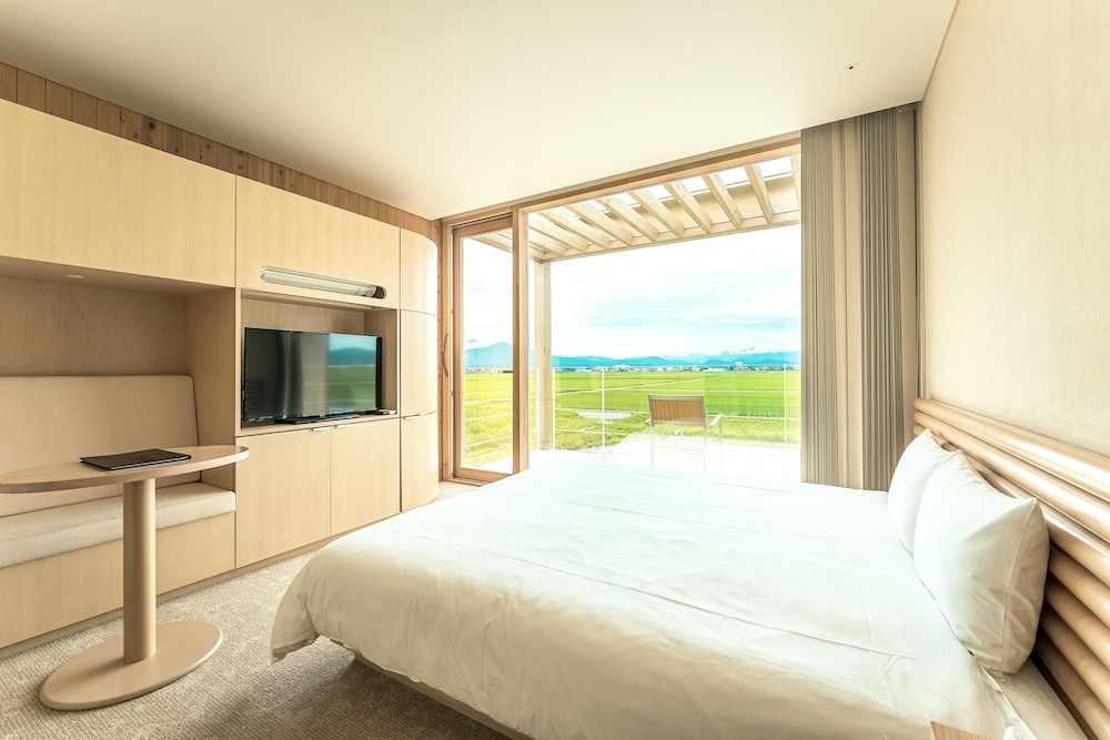 Double Room, 1 Queen Bed, Non Smoking, Mountain View photo 1