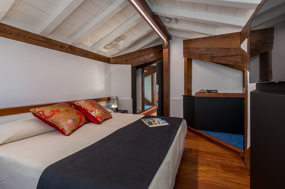 Luxury Apartment, Canal View