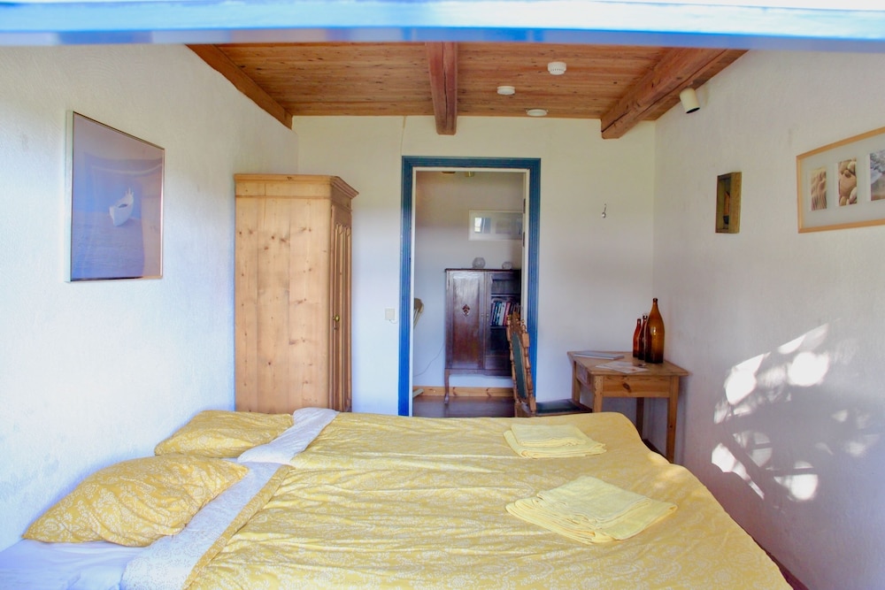 Twin Room, 2 Twin Beds, Shared Bathroom photo 2