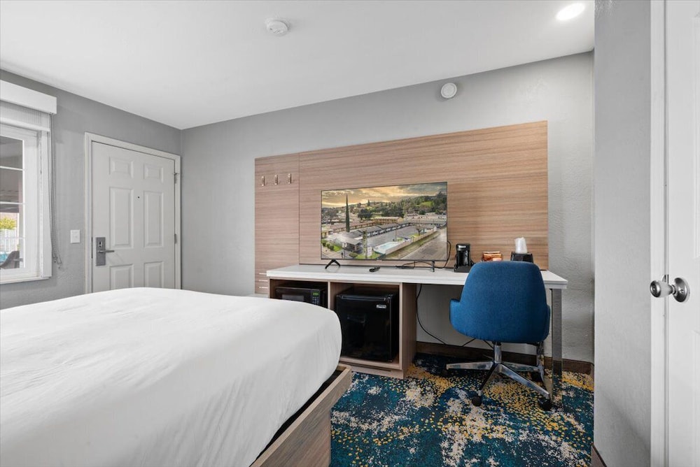 Standard Room, 1 Queen Bed, Non Smoking - Photo 7