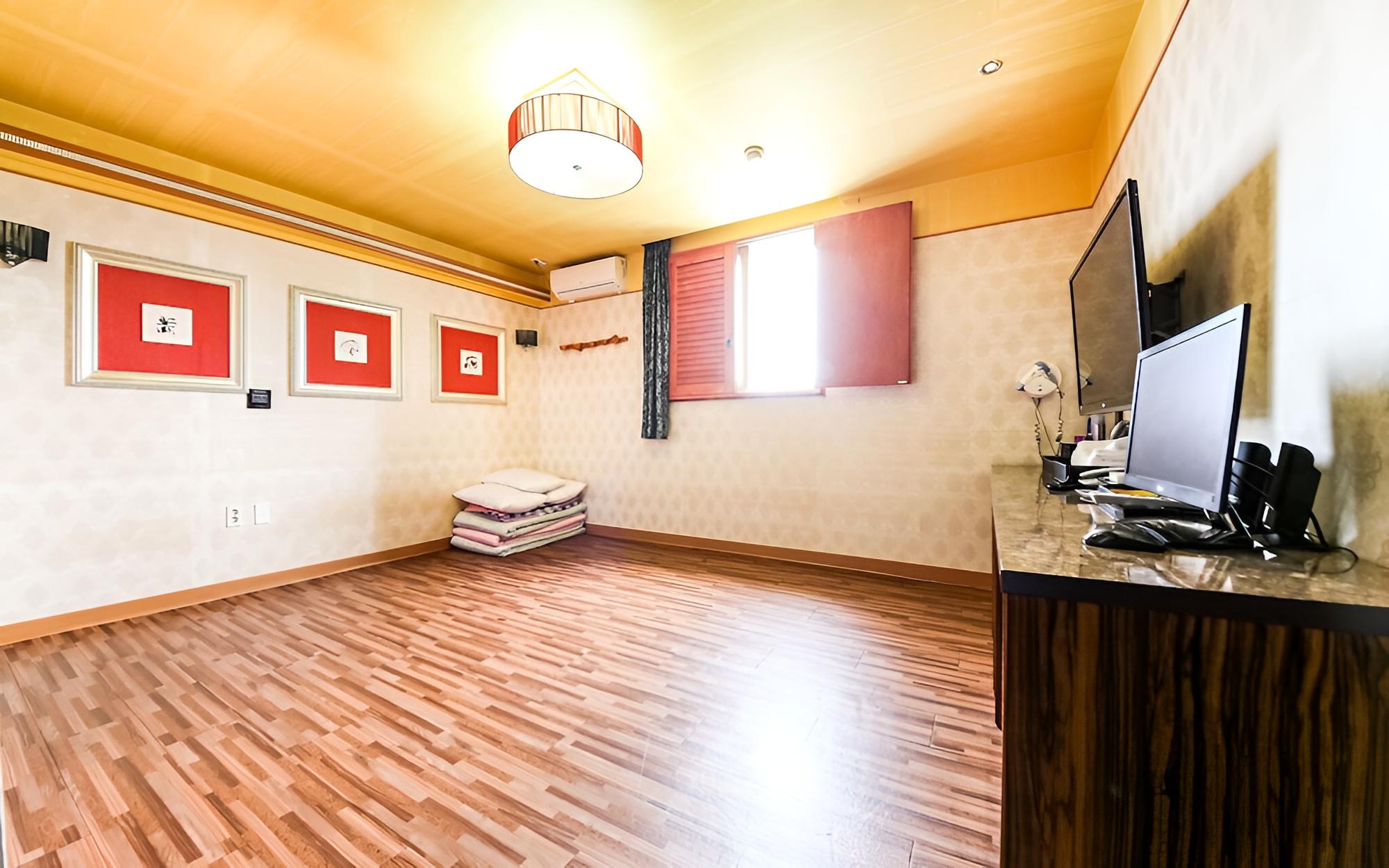 Room (Korean-style Ondol Room) photo 1