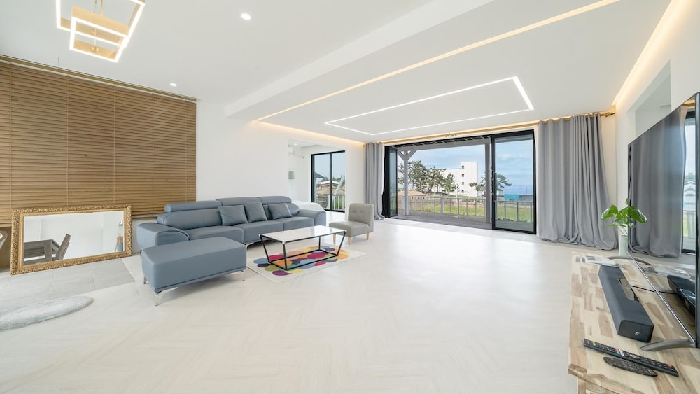 Basic Room, 2 Bedrooms (Private (Group/Pvt BBQ/Sea View)) photo 1