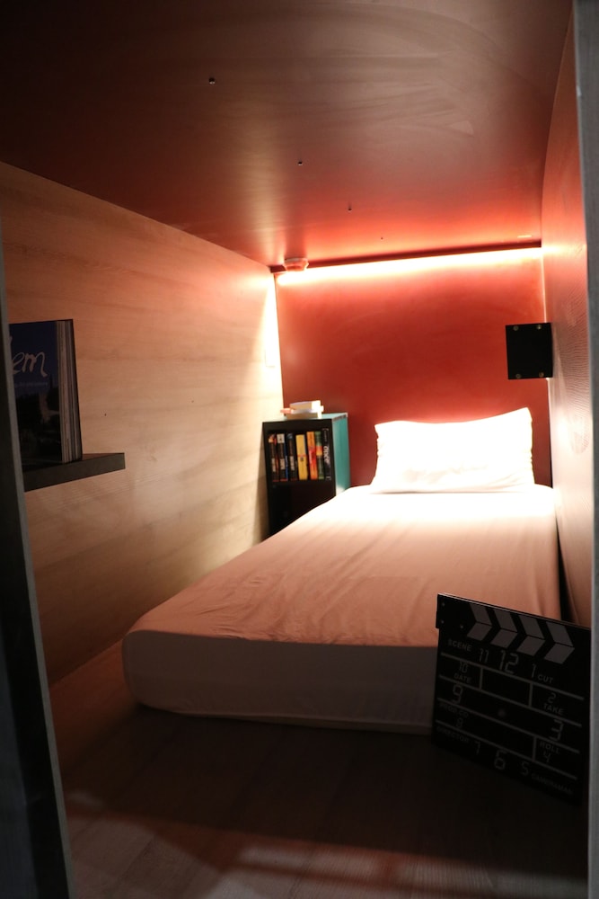 Budget Single Capsule With Shared Bathroom photo 1