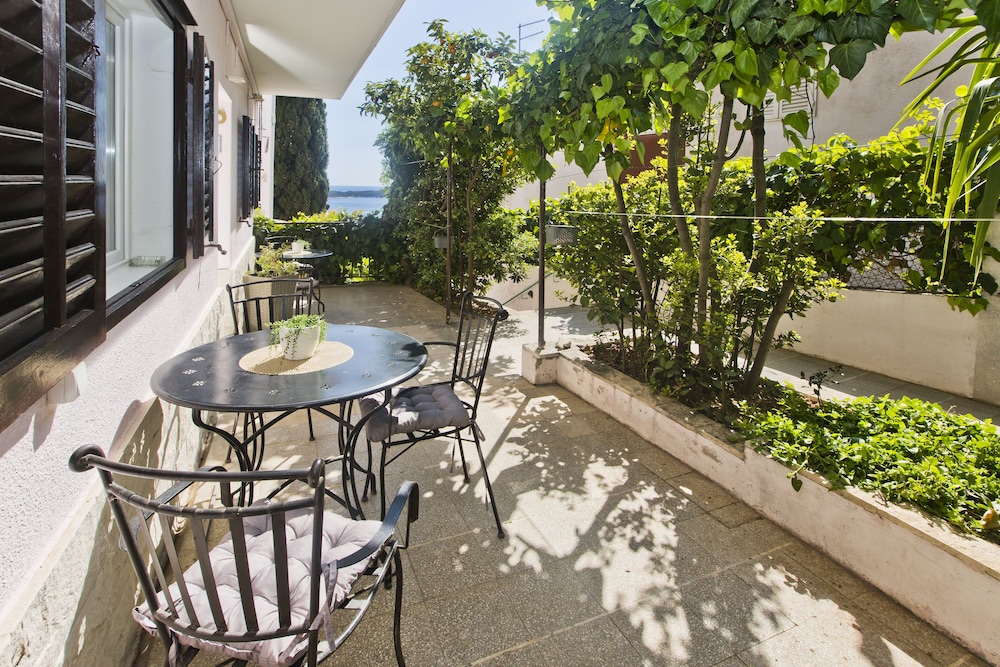 Classic Studio, 1 King Bed, Terrace, Garden View photo 2